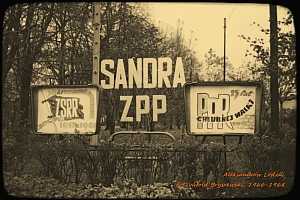 Tablice propagandowe przed ZPP Sandra - symbol minionej epoki